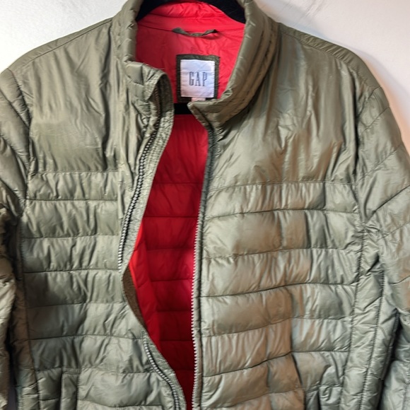 Gap lightweight puffer in black moss size small. Ex cond! - Picture 7 of 10